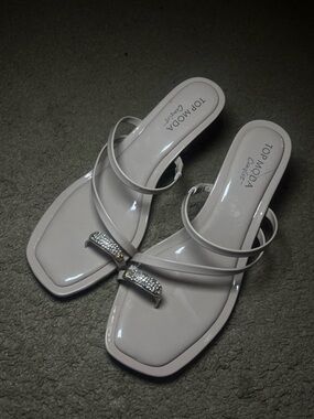 ✨BEIGE KITTEN HEELS W RHINESTONE TOE RING✨